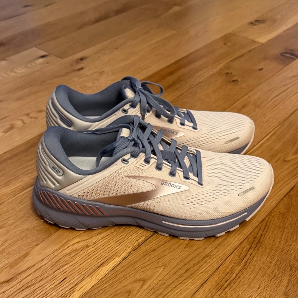 Brooks Adrenaline 22 Shoes